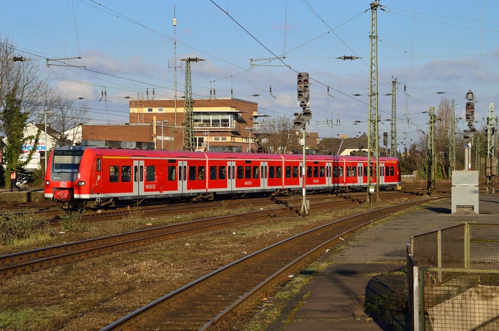 Der Triebwagen 425 073-4 der als RB33 nach Duisburg unterwegs ist verlsst hier gerade den Mnchengladbacher Hbf in Richtung Viersen. 13.1.2013