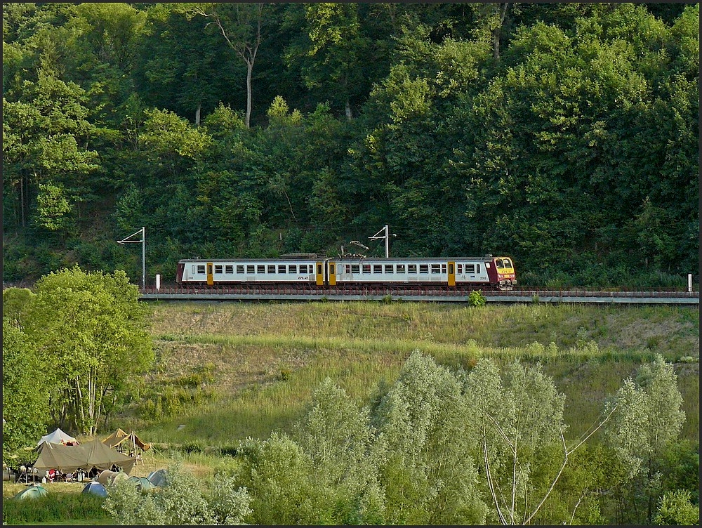 Der Triebzug 2008 kommt am 09.07.10 aus Kautenbach und fhrt am Zeltlager einer Pfadfindergruppe vorbei dem Endbahnhof Wiltz entgegen. (Hans) 