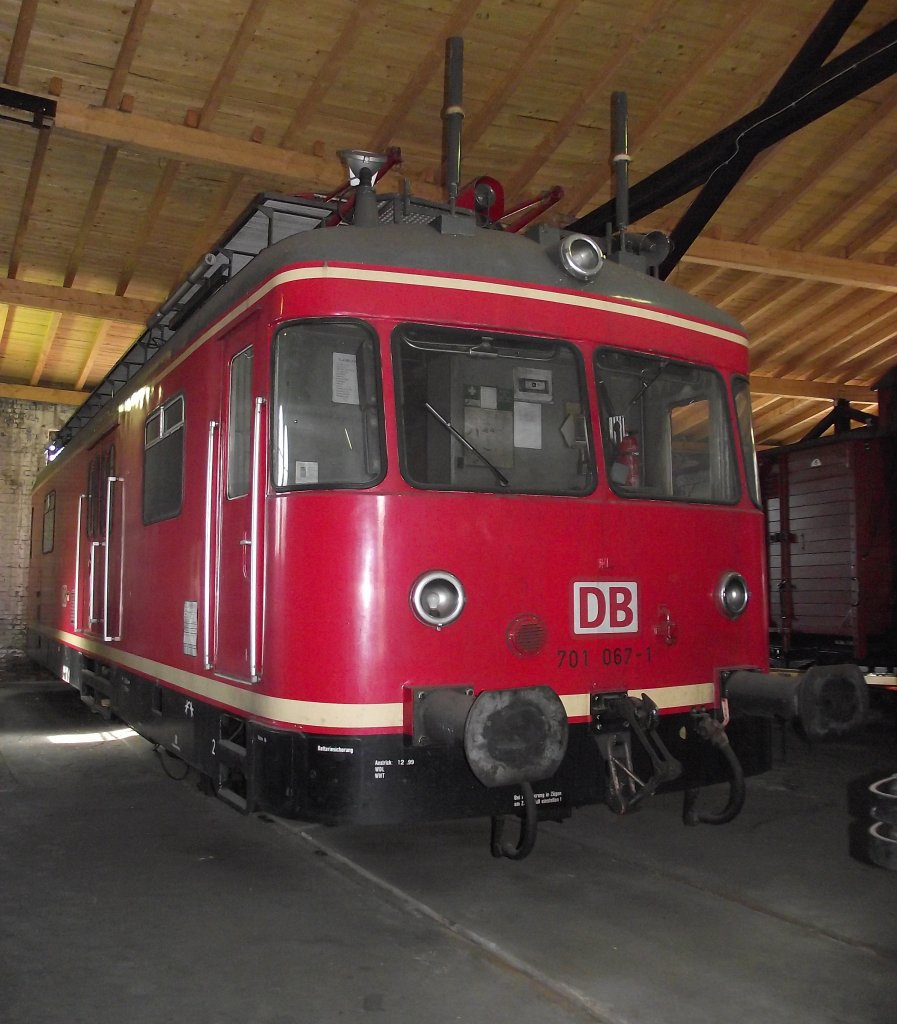 Der Turmtriebwagen 701 067-1 steht am 10. September 2011 im Lokschuppen des Bw Lichtenfels. Aufgenommen beim Bw Fest.