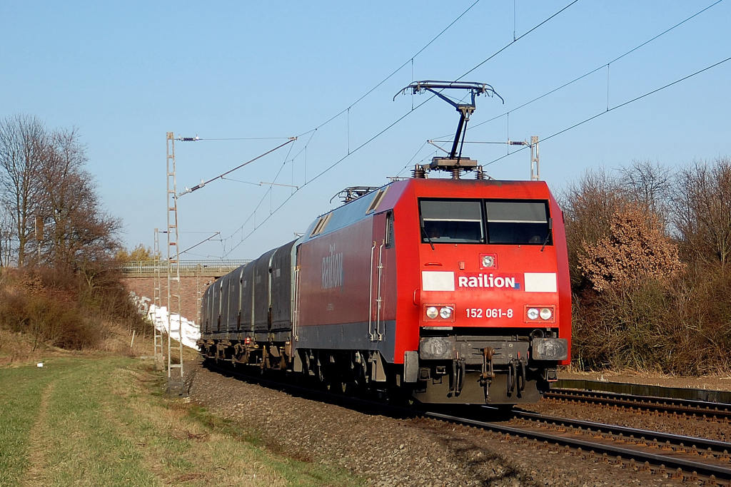 Der Umleitergterzug Nievenheim-Gttingen kommt gezogen von der 152 061-8 aus Grevenbroich in Richtung Rheydt gefahren. 6.3.2011