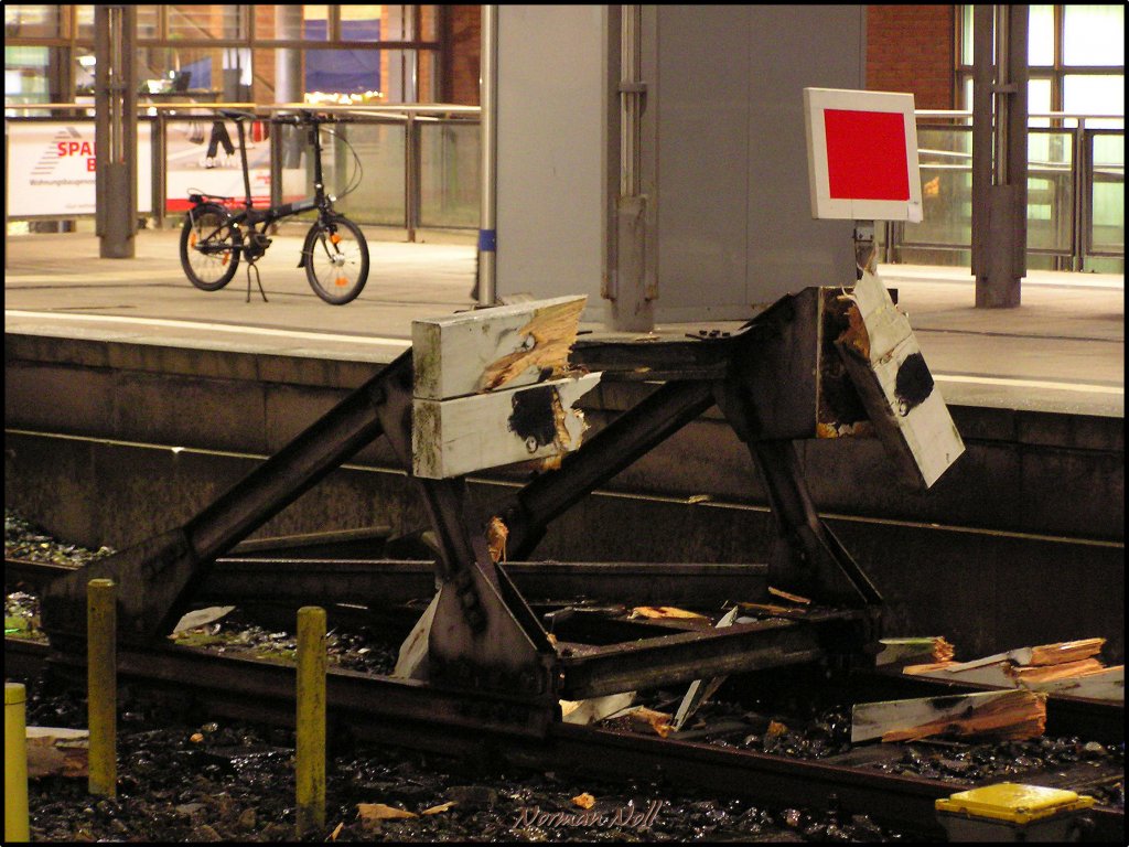 Der Verursacher ist noch auf der Flucht, hat aber sein erstaunlich gut erhaltenes Unfallfahrzeug zurck gelassen :-) Bahnhof Wilhelmshaven 01/02/2011