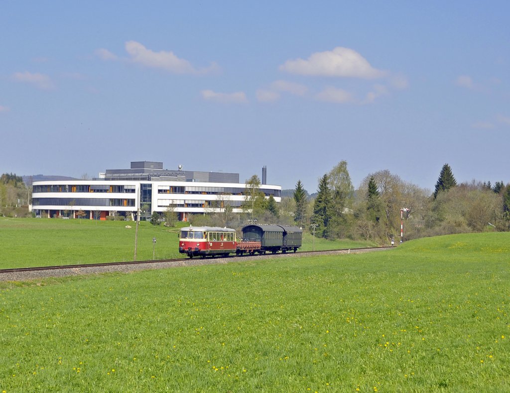 Der VT 08 MAN Schienenbus der SAB ist mit zwei Donnerbchsen im Schlepp auf dem Weg von Mnsingen nach Schelklingen auf der KBS 759.Das Gebude im Hintergrund ist das Mnsinger Krankenhaus.Bild entstand bei Traumwetter am 5.5.2013 im Mnsingen