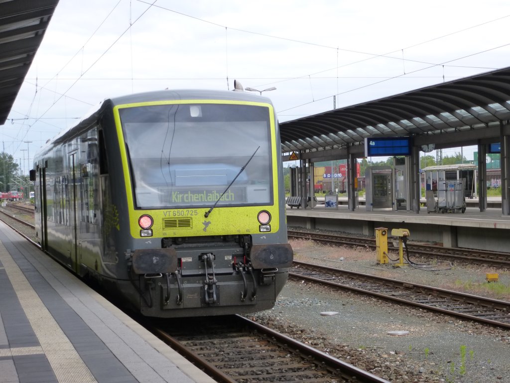 Der VT 650.725 steht hier als ag nach Kirchenlaibach im Hofer Hbf, 26.Juni 2013.