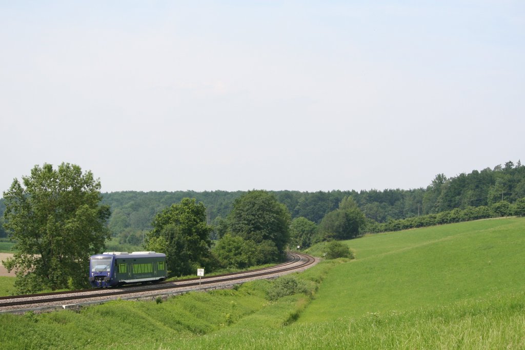 Der VT 69 der BOB durchfhrt auf seinem Weg von Ravensburg nach Friedrichshafen das Schussental bei Meckenbeuren, 01.07.10