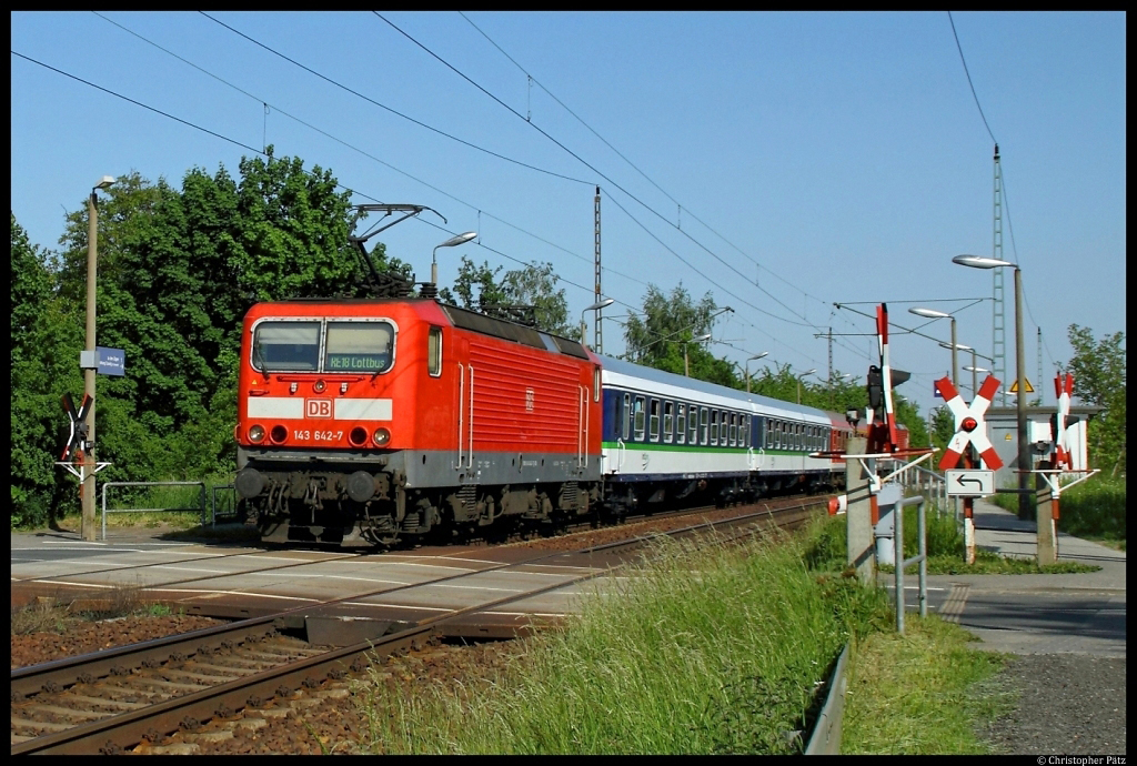 Der Wagenmangel bei DB Regio sorgt zurzeit fr ein paar interessante Leihwageneinstze auf dem RE18 Dresden - Cottbus. Am 20.05.2012 fhrt 143 642-7 mit zwei Wagen von IntEgro und einem DB-Wagen durch den Haltepunkt Dresden-Stetzsch Richtung Cottbus.