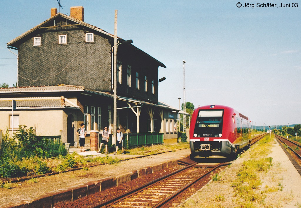 Der  Walfisch  641 022 hlt im Juni 2003 als RB nach Snnerda in Eckartsberga.