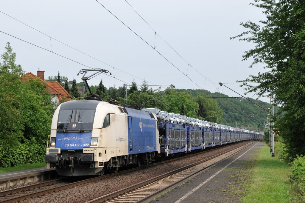 Der WLB-Taurus ES 64 U2-022 zieht einen langen Dacia-Autozug durch Leubsdorf in Richtung Norden. Aufgenommen am 17/06/2011.