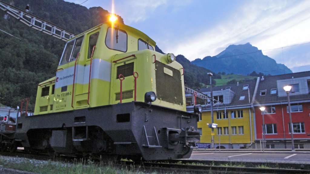 Der zb Dieseltraktor Tm 172 599-3 steht am Abend des 13.08.10 vor dem mchtigen Pilatus in Hergiswil.