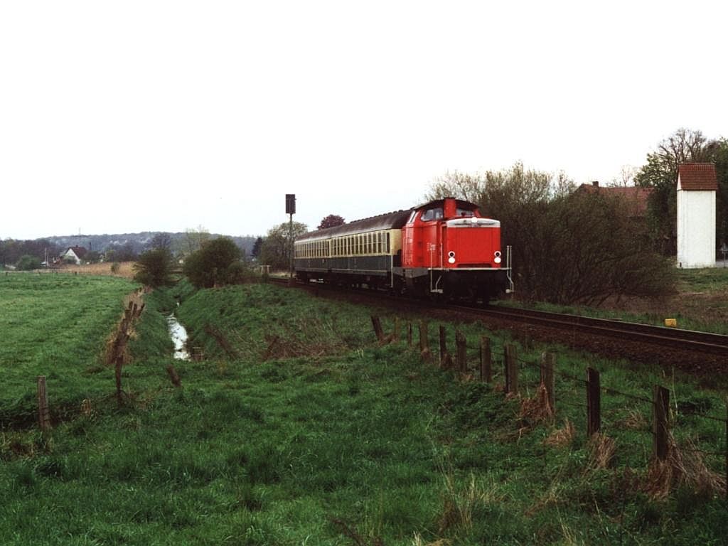 Der zu DB Cargo (!!) gehrende 212 262-0 mit zwei D-zugwagens als RB 7763 Osnabrck Hbf-Delmenhorst in Halen am 22-4-2000. Bild und scan: Date Jan de Vries.