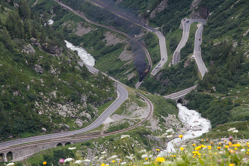 DFB-Dampfzug schnaubt bergwrts hoch und erreicht in Krze die Kehrschleife unterhalb Gletsch. Auf Velotour den Grimselpass hoch, 24. Juli 2013, 14:15