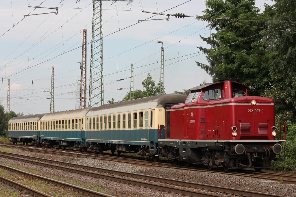 DGEG 212 007 am 24.8.12 mit einem Sonderzug ins Angertal bei der Durchfahrt durch Ratingen-Lintorf.