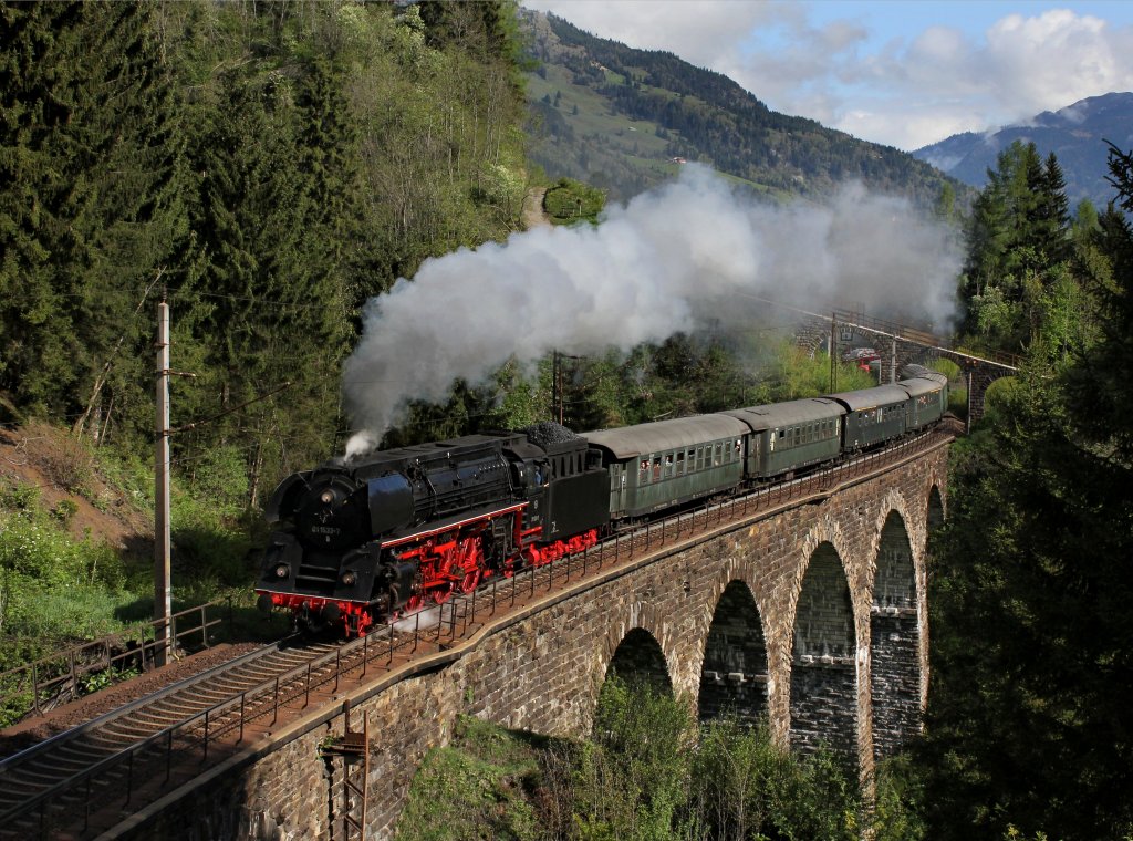 Die 01 1533 mit einem Sonderzug am 04.05.2013 unterwegs auf dem Hundsdorfer Viadukt bei Bad Hofgastein.