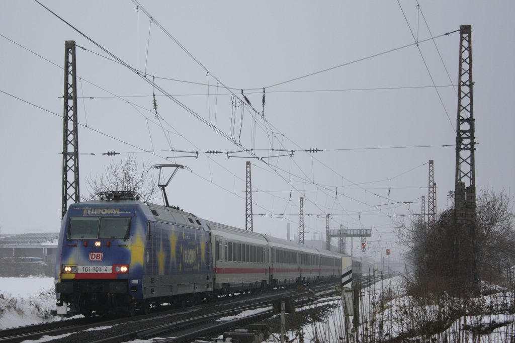 Die 101 101-4 (Europa) fuhr am 31.12.2010 mit einem IC duch Sechtem richtung Kln.