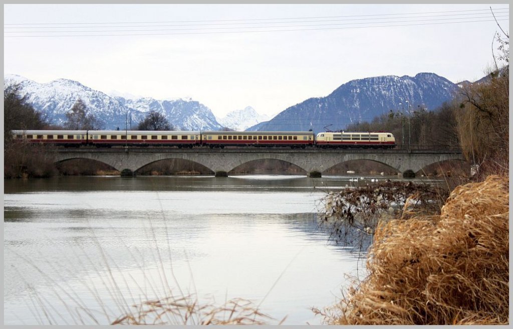 Die 103 184 war am 2. Januar 2012 mit ihrem Rheingold-Zug auf der Fahrt von Prtschach/Wrthersee nach Dortmund und befhrt hier mit der Saalachbrcke die Grenze zwischen Salzburg und Bayern. 
