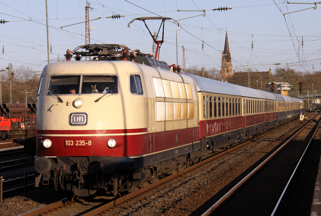 Die 103 235-8 zieht den IC 2417 von Flensburg nach Kln durch Mlheim Styrum am 25.03.2012