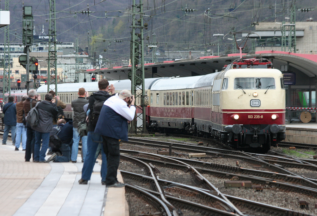 Die 103 235-8 zieht ihren TEE am 03.04.2010 von Trier aus Koblenz nach Dortmund, whrend die  Fuzzis  es wiedermal nicht gebacken bekamen, einen Fotorort auswendig zu machen