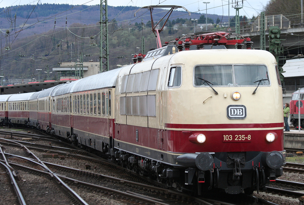 Die 103 235-8 zieht ihren einheitlichen TEE von Trier aus Koblenz weiter Richtung Dortmund am 03.04.2010