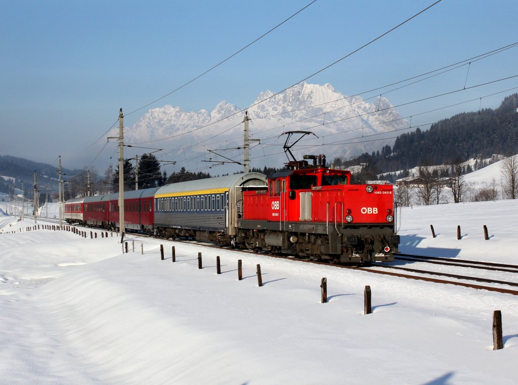 Die 1063 040 mit einem Turnuszug am 26.01.2013 unterwegs bei Fieberbrunn.