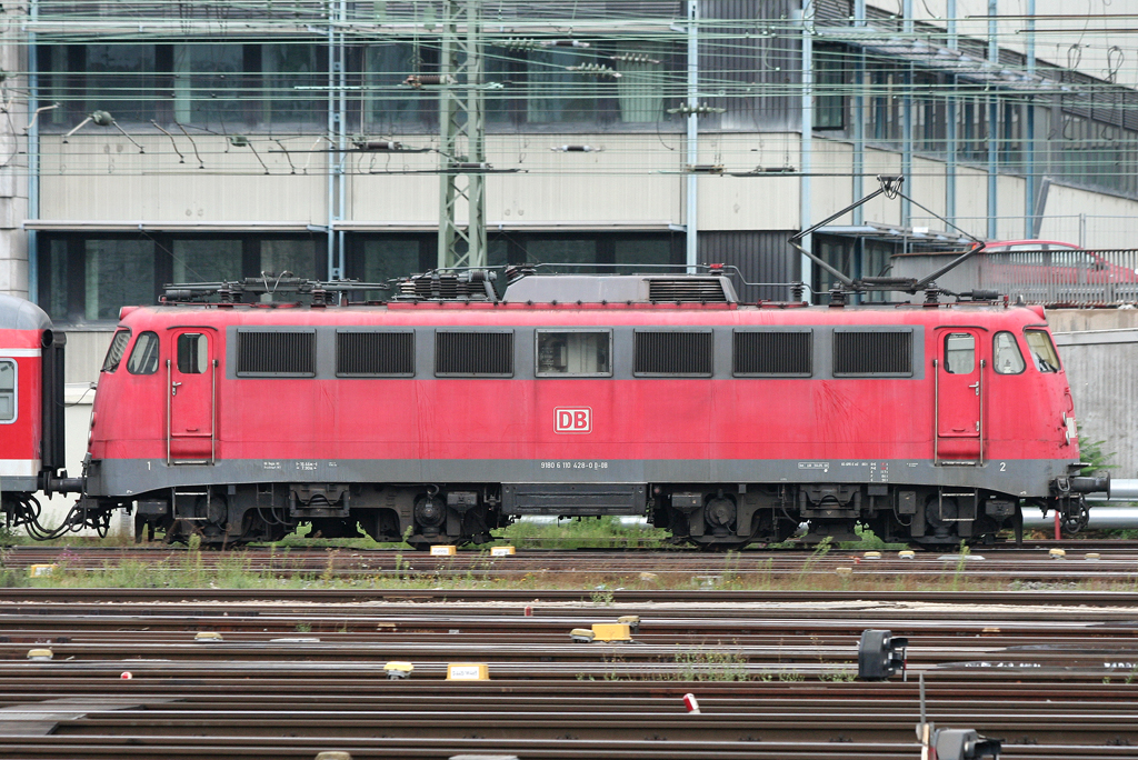 Die 110 428-0 schiebt eine RB nach Wiesbaden aus Frankfurt a.M. HBF am 17.08.2010