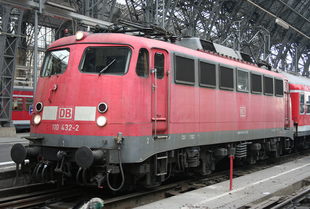 Die 110 432-2 steht mit einer geendeten RB in Frankfurt a.M. HBF am 18.08.2010