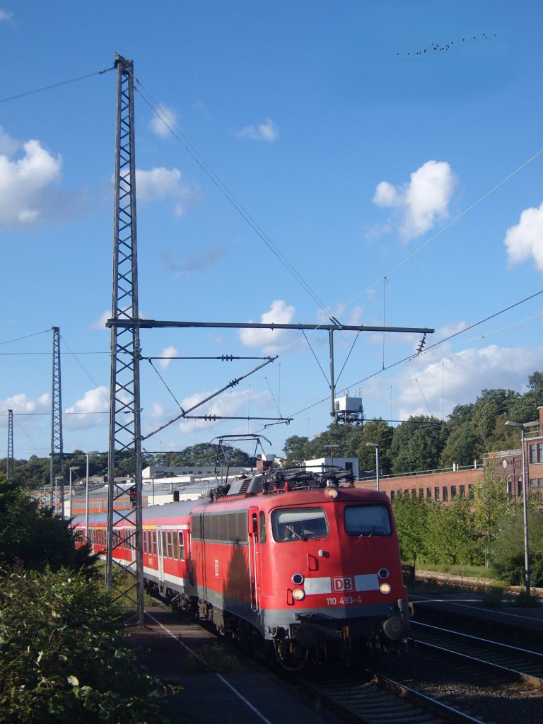 Die 110 493-4 am 16.08.2010 bei der Einfahrt in Herzogenrath.