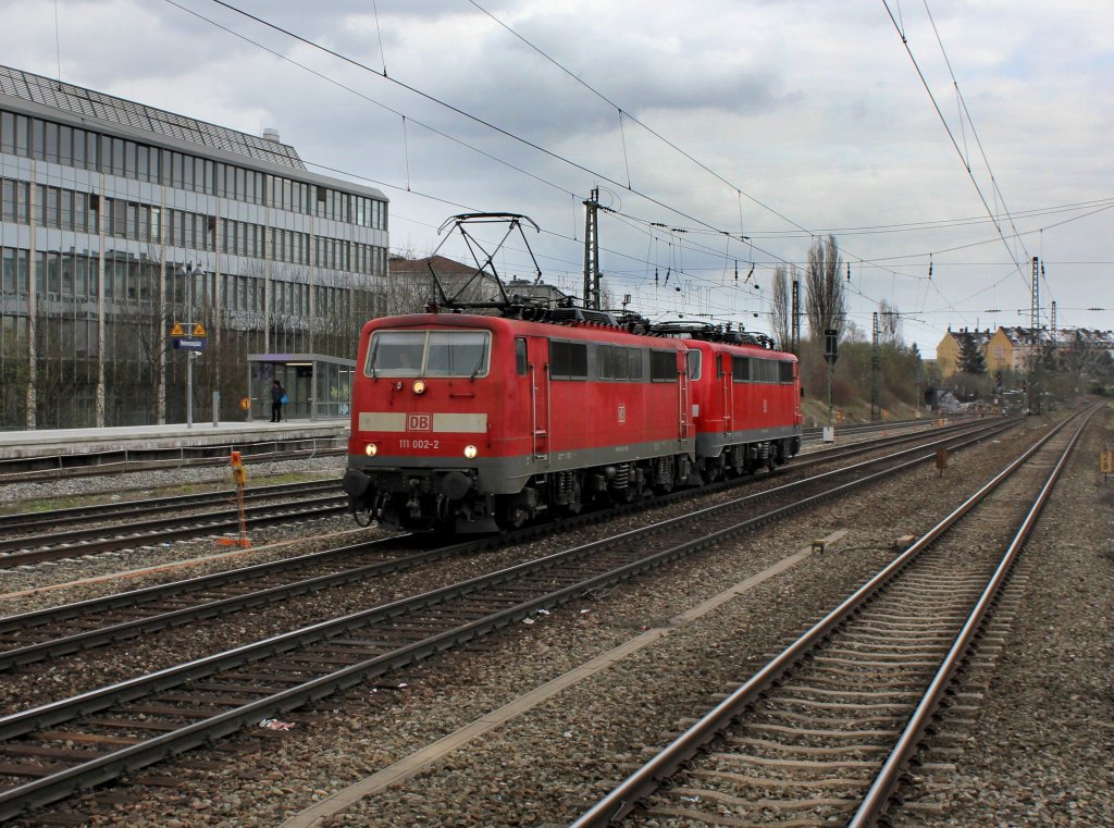 Die 111 002 und die 111 021 am 08.04.2012 bei der Durchfahrt am Heimeranplatz (Mnchen).