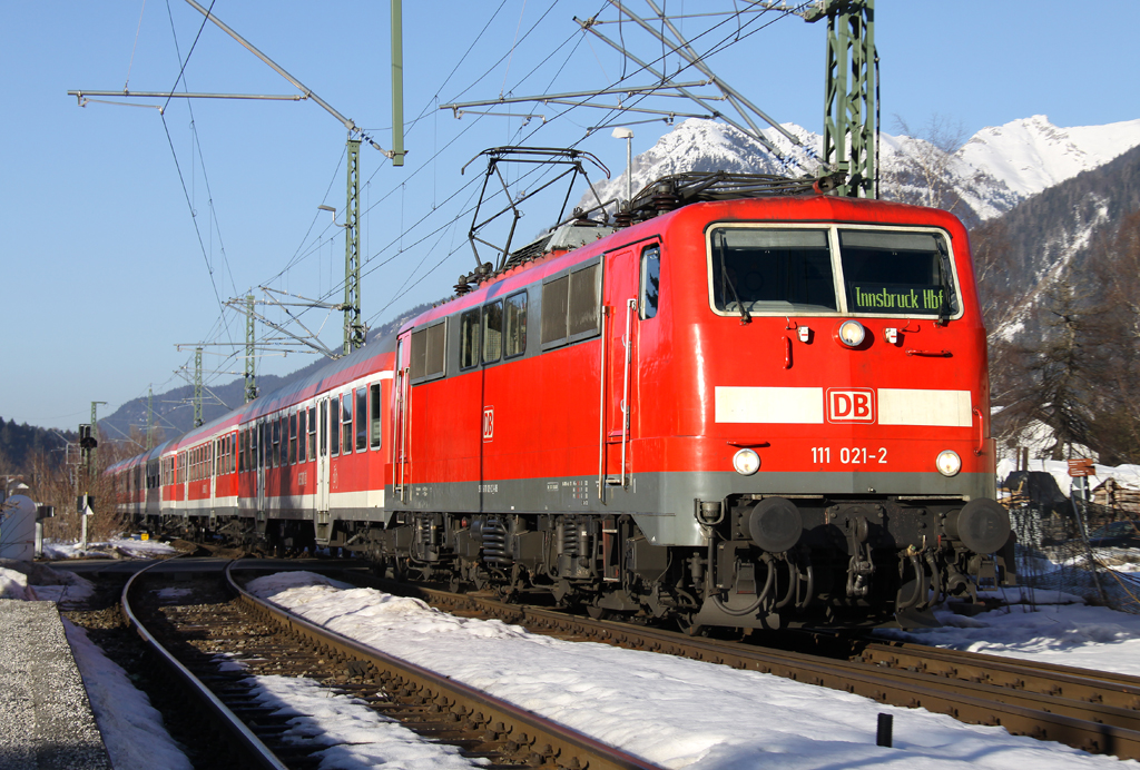 Die 111 021-2 mit der RB von Mnchen nach Innsbruck in Mittenwald am 03.03.2013