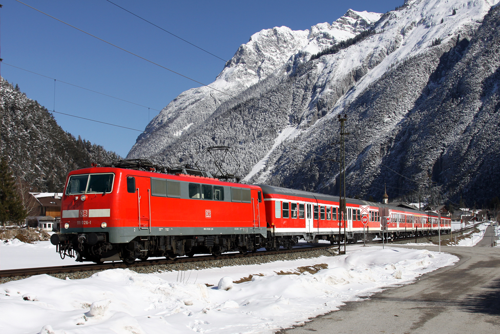 Die 111 026-1 als RB von Mnchen nach Innsbruck bei Scharnitz am 16.03.2013