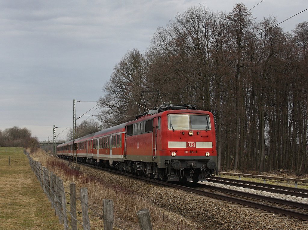 Die 111 051 am 20.03.2010 mit dem RE nach Salzburg unterwegs bei Grokarolinenfeld (B Vogel). 
