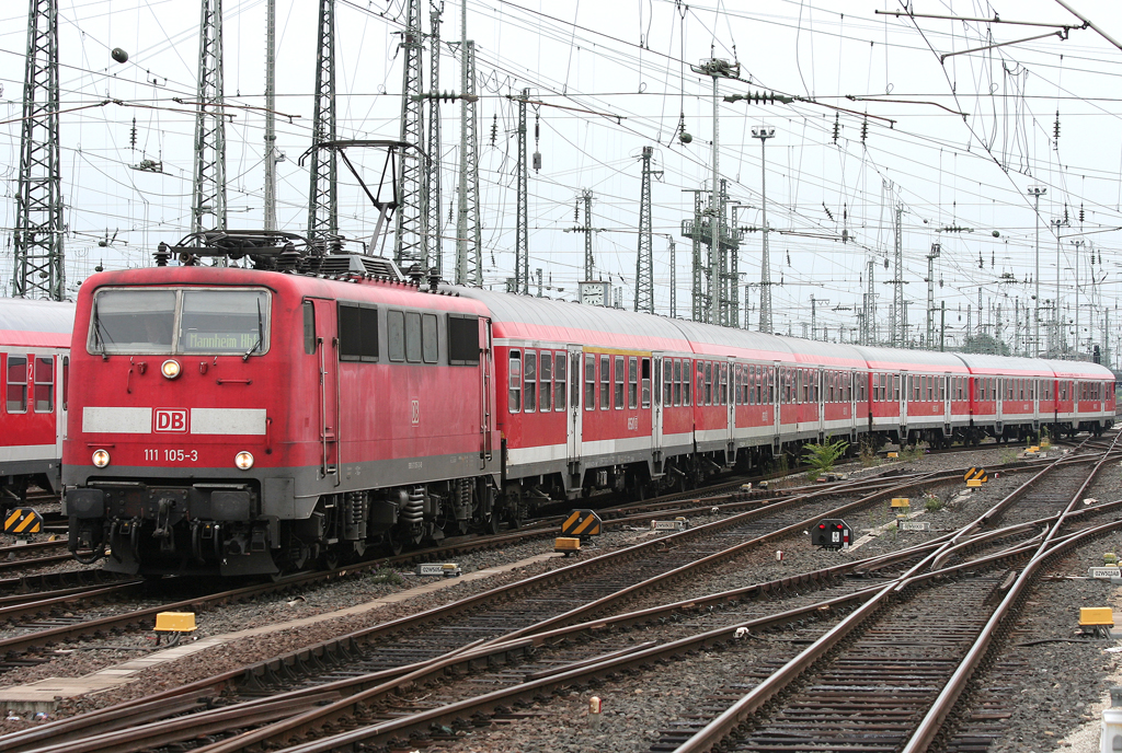 Die 111 105-3 zieht einen Verstrker durch Frankfurt a.m. HBF am 17.08.2010