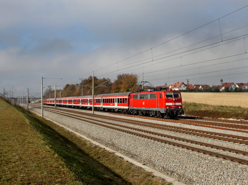 Die 111 107 mit einem Sonderzug am 29.10.2011 unterwegs bei Hattenhofen.