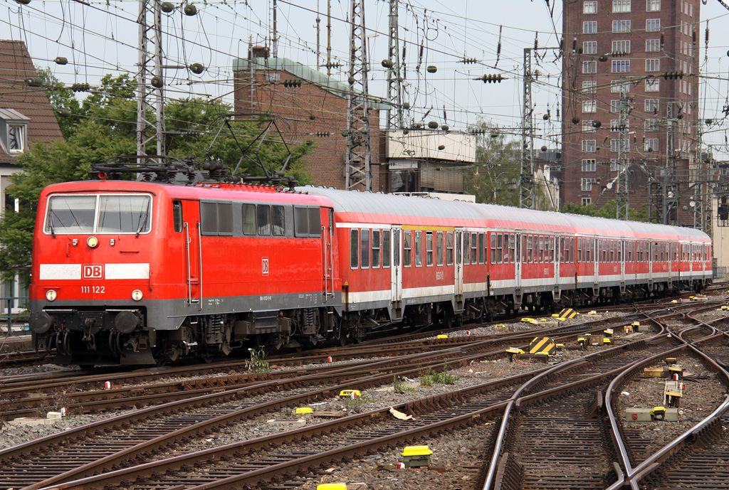 Die 111 122 bei der Bereitstellung der RB48 nach Wuppertal in Kln HBF am 27.05.2012