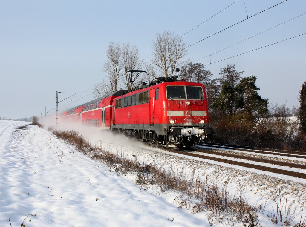 Die 111 178 mit einem RE nach Passau am 12.12.2012 unterwegs bei Langenisarhofen.