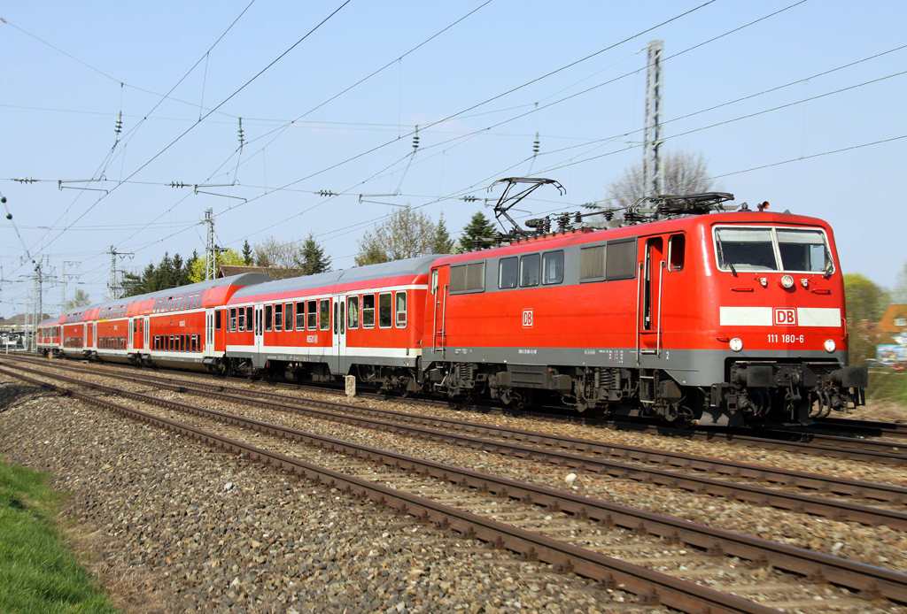 Die 111 180-6 zieht die RB von Mnchen nach Garmisch Partenkirchen durch Mnchen Westkreuz am 25.04.2013
