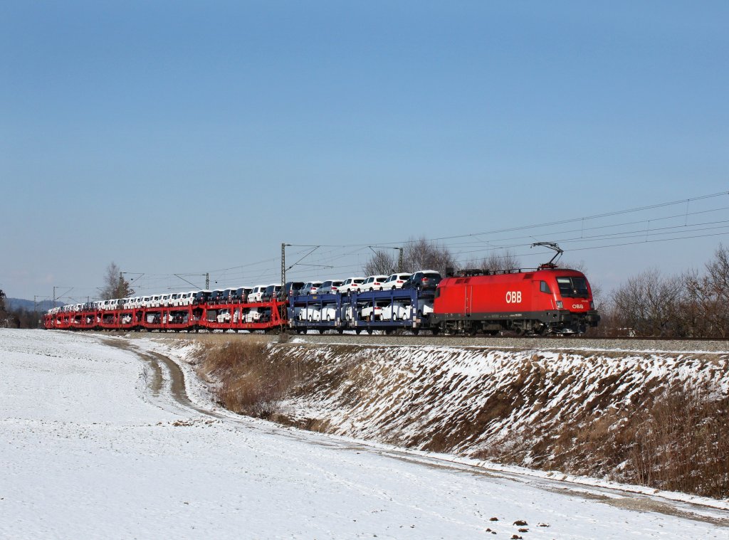 Die 1116 129 mit einem Autozug am 10.02.2013 unterwegs bei Ostermnchen.