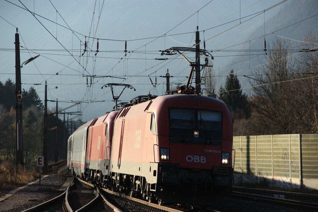 Die 1116 133-0 und ein weiterer Taurus befrdern einen OIC in Richtung Wrgl.
Brixlegg 19.11.11