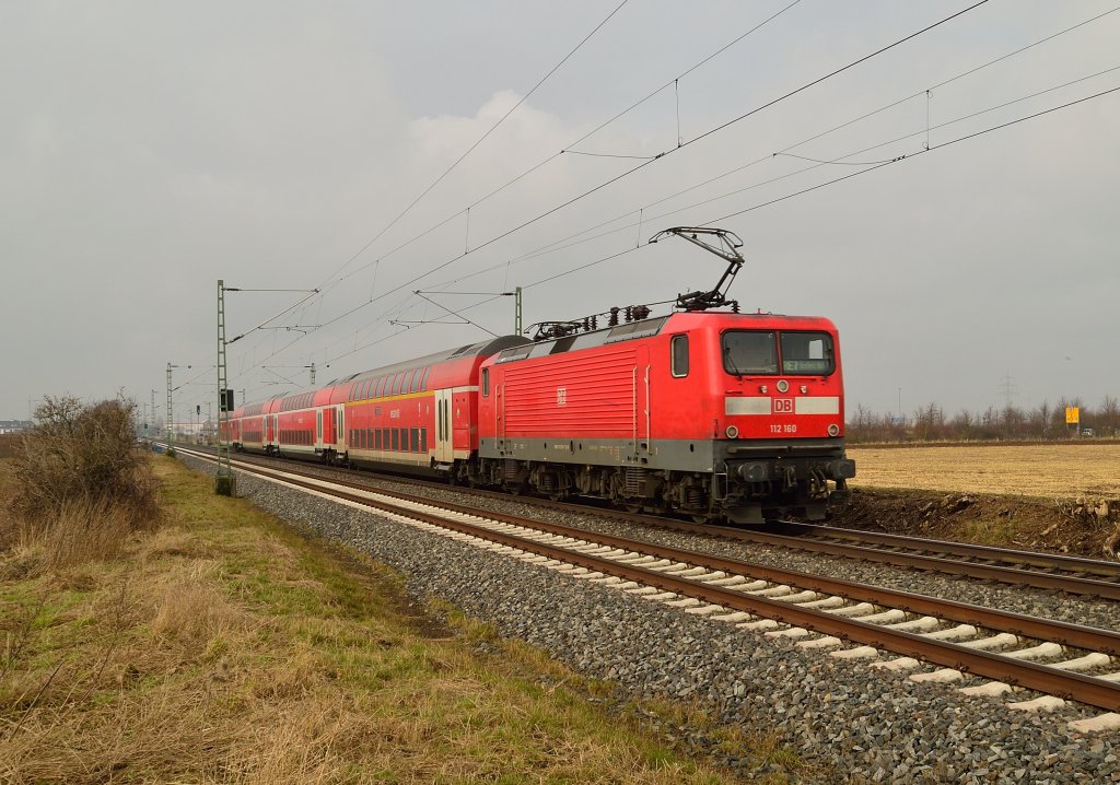 Die 112 160 schiebt mit einer RE7 am 16.2.2013 am Fotografen vorbei auf ihrem Weg nach Krefeld.