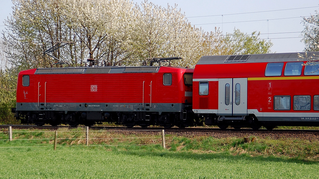 Die 112 166-4 schiebt den RE 11 durch Anrath nach Mnchengladbach am Sonntag den 10.4.2011.