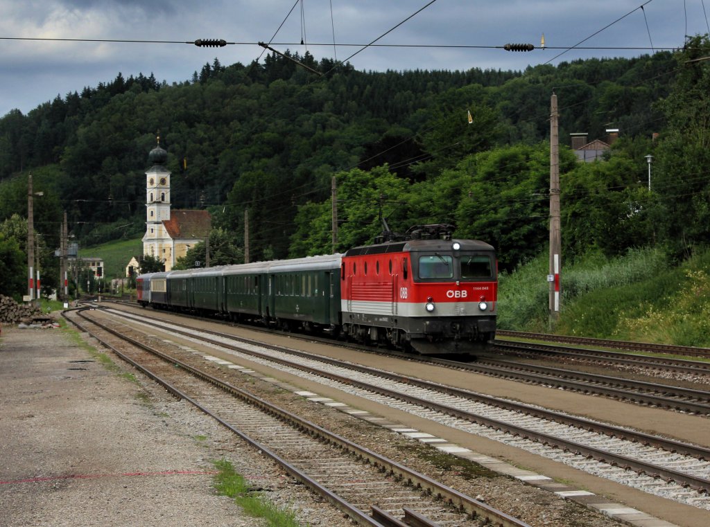 Die 1144 045 mit einem Erlebniszug am 14.07.2012 bei der Durchfahrt in Wernstein.