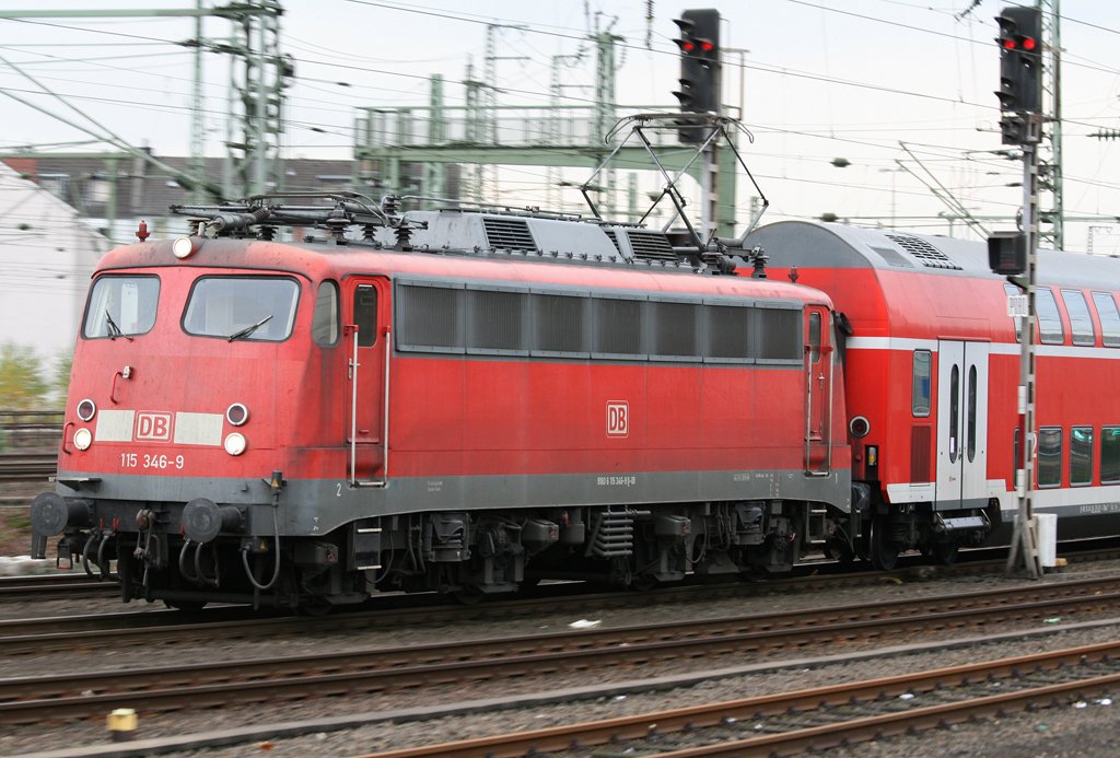 Die 115 346-9 mit einem sehr kurzen zweiteiligem Schadzug durchfuhr Dsseldorf HBF leider auf dem falschen Gleis, aufgenommen in Dsseldorf HBF am 14.11.2009