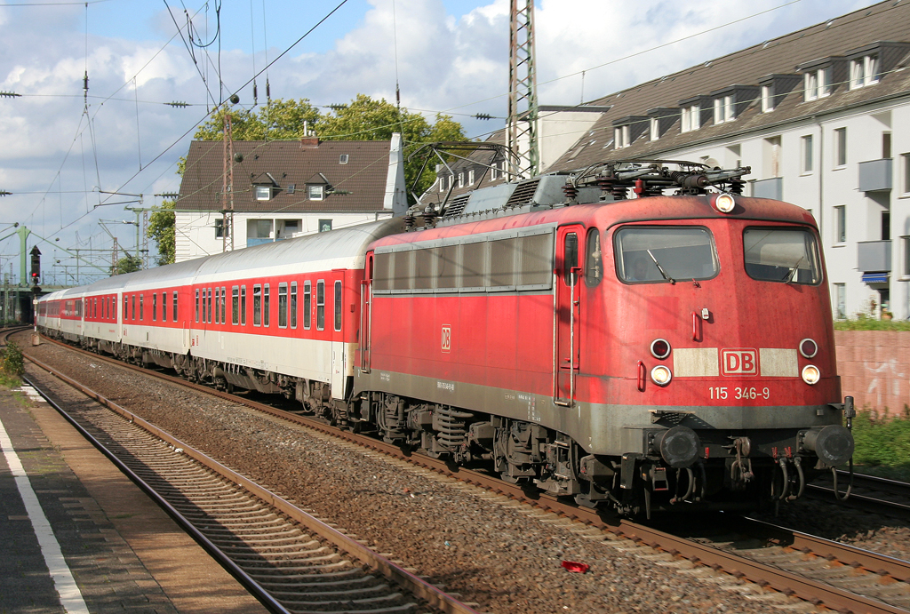 Die 115 346-9 zieht den AZ 13733 zur Bereitstellung durch Dsseldorf Derendorf nach Dsseldorf HBF am 19.09.2011