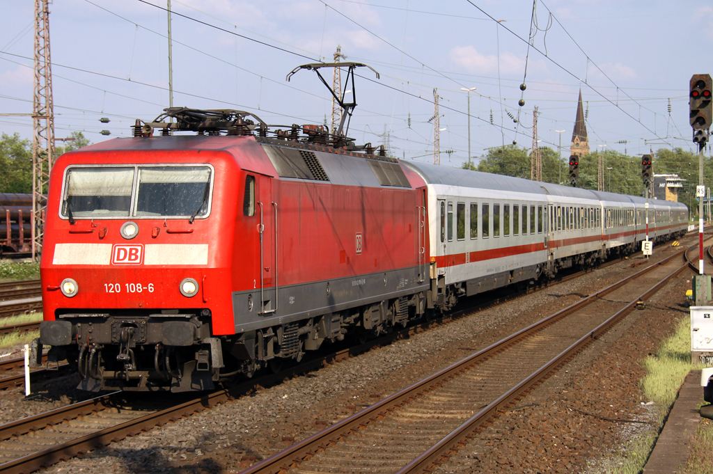 Die 120 108-6 zieht einen IC durch Mlheim Styrum am 28.05.2012