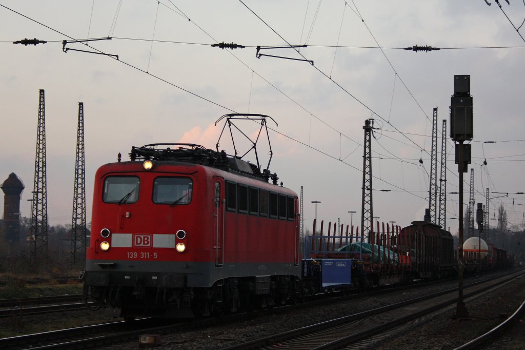Die 139 311 fhrt am 2.12.11 mit einem gemischten Gterzug durch Duisburg-Bissingheim.
