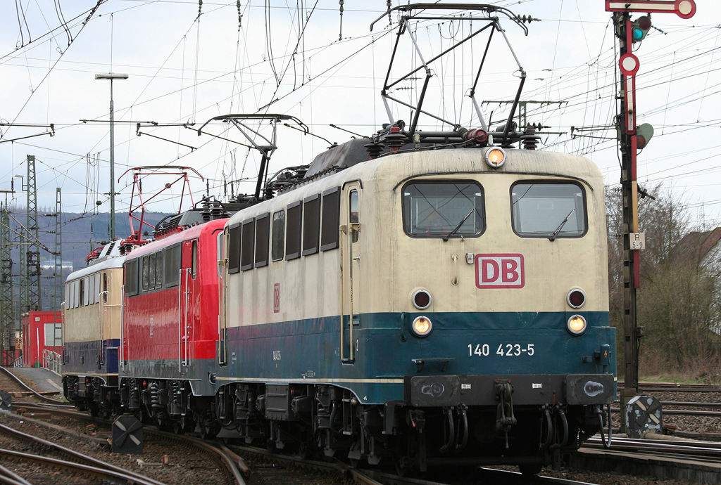 Die 140 423-5 zieht 111 111 und E10 1239 nach der Lokparade durch Koblenz Ltzel am 03.04.2010