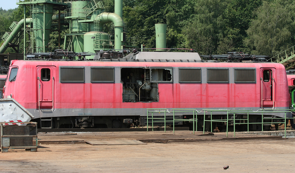 Die 140 546-3 steht bereits mit offener Seite beim Theo Steil in Eschweiler Aue zum Verschrotten am 10.07.2010