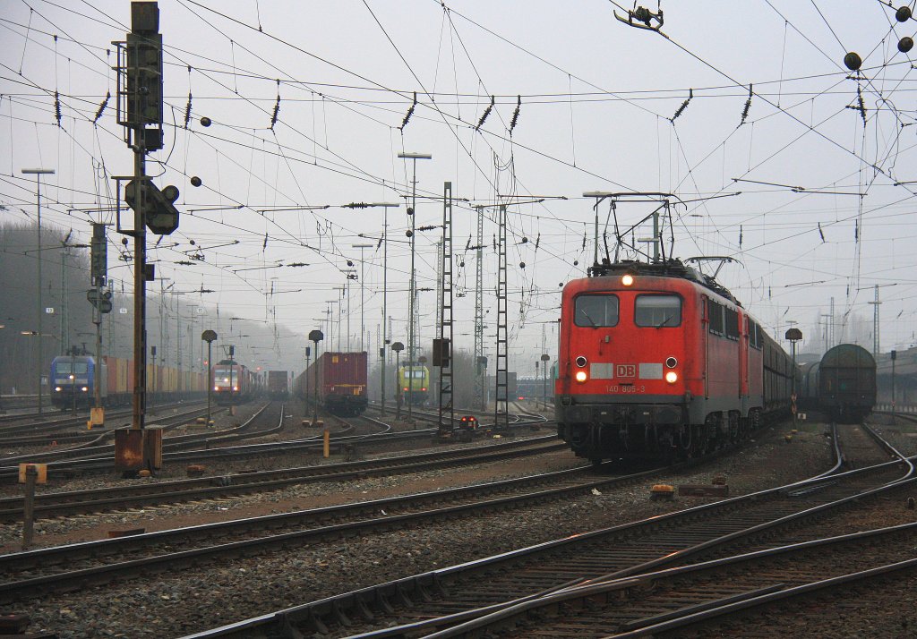 Die 140 805-3 und die 140 837-6 von der DB stehen in Aachen-West mit einem Kohlenzug und warten auf die Abfahrt in Richtung Kln bei Wolken am 1.3.2012.