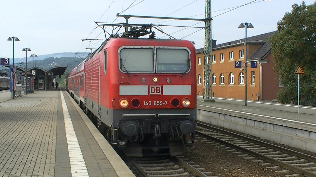 Die 143 859-7 steht mit einer 3 teiligen Dostos Garnitur im Saalfelder Bahnhof auf Gleis 3 und wartet auf ihren Lokfhrer und auf die Weiterfahrt nach Naumburg (S) Hbf. Die Aufnahme entstand am 16.08.2011.