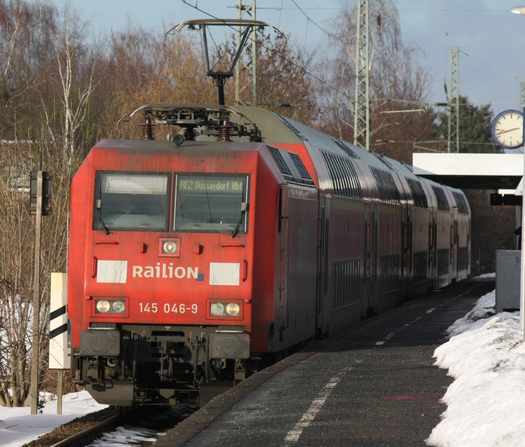Die 145 046-9 fuhr am 02.01.2011 als RE2 nach Dsseldorf Hbf, durch Duisburg-Rahm