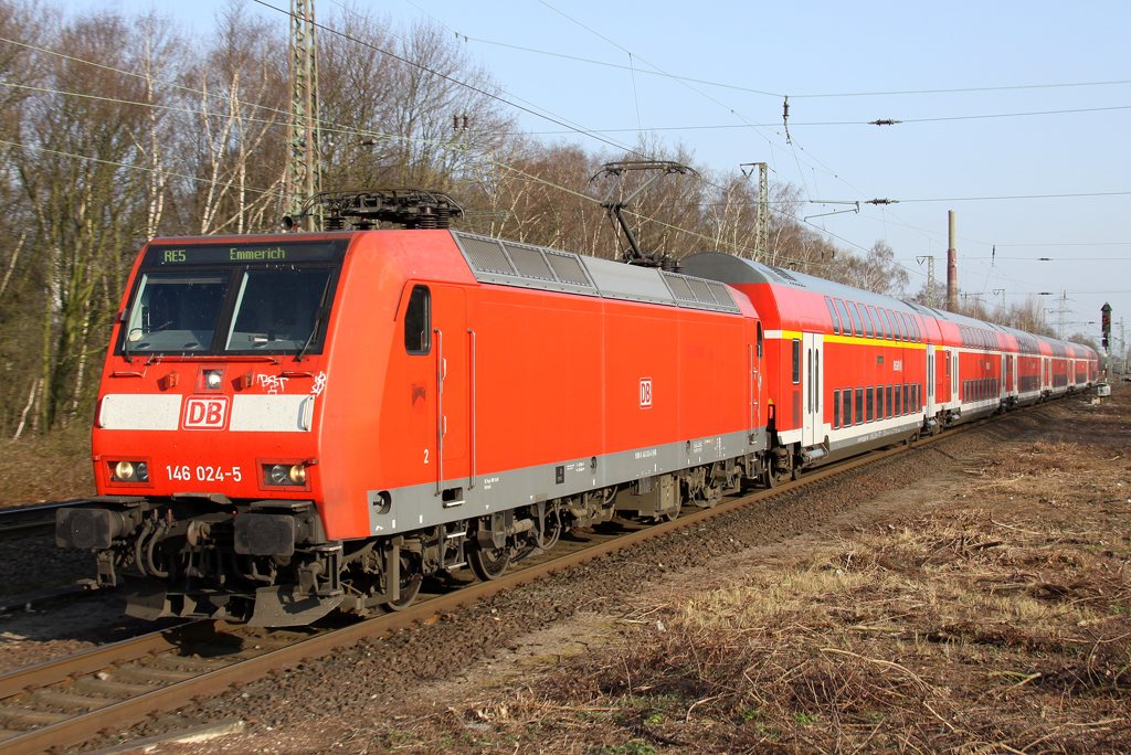Die 146 024-5 zieht den RE5 von Koblenz nach Emmerich in Dinslaken ein am 23.03.2012