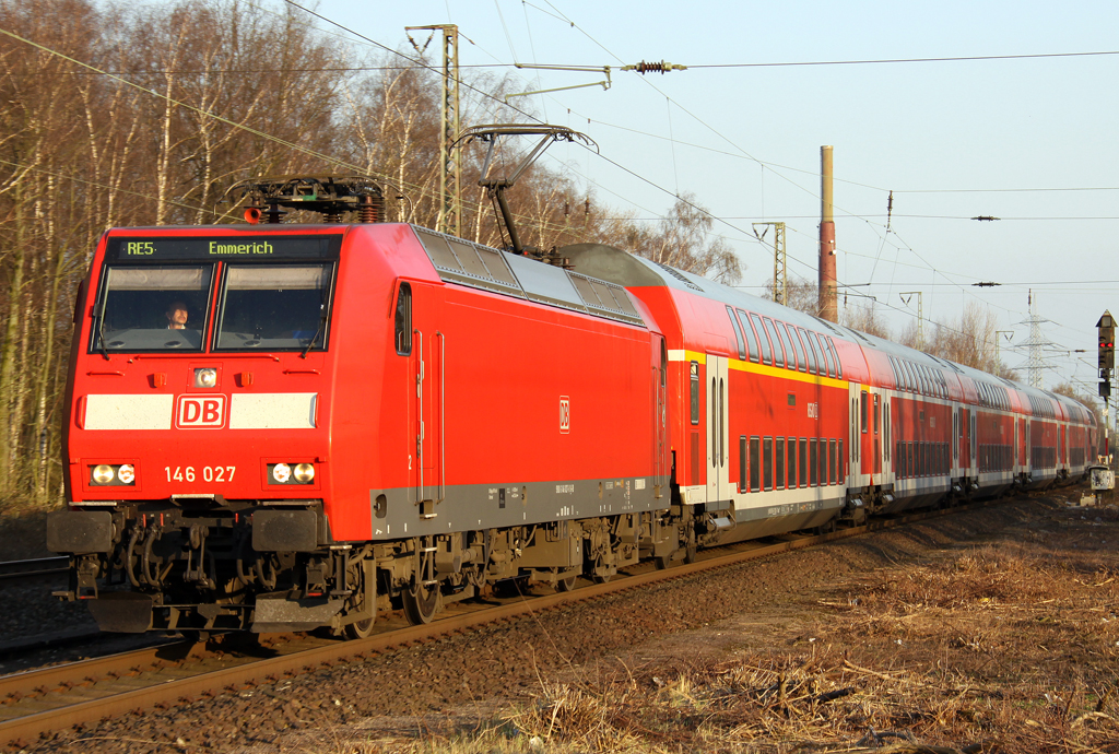 Die 146 027 mit dem RE5 von Koblenz nach Emmerich in Dinslaken am 23.03.2012
